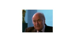 Blatter sa ospravedlnil, ale nemieni rezignovať