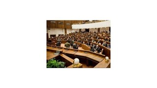Poslanci sa budú v parlamente pravidelne modliť