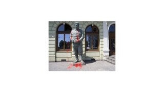 Štvormetrovú sochu Stalina pred SNG obliali farbou