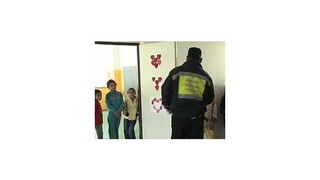 Záškolákov z osady eskortujú do školy policajti