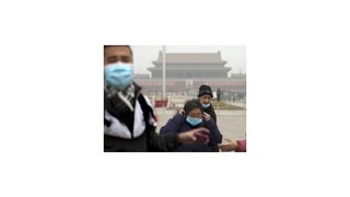 Neúnosný smog v Pekingu podnietil študentov nasadiť rúška aj sochám