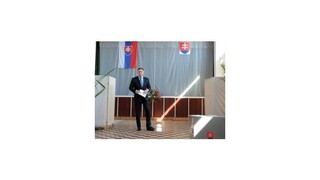 Fico volil vo Veľkých Dvoranoch s manželkou a synom