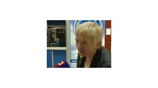 Ľudia nakupujú zásoby potravín na Veľkú noc