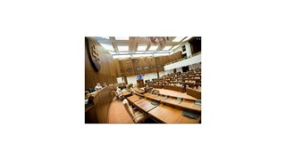 Politikom aj sudcom zmrazili platy, minister Borec nesúhlasí