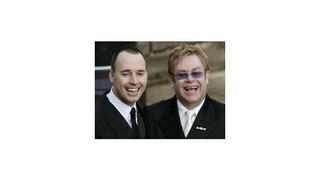 Spevák Elton John a jeho dlhoročný partner David Furnish sa zosobášili