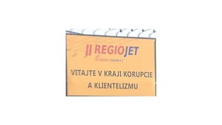 RegioJet útočí bilbordmi na županov