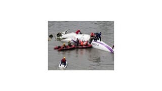 Taiwanské lietadlo sa zrútilo do rieky, potvrdili 31 mŕtvych