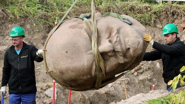 V berlínskych lesoch vykopali obrovskú hlavu vodcu proletariátu