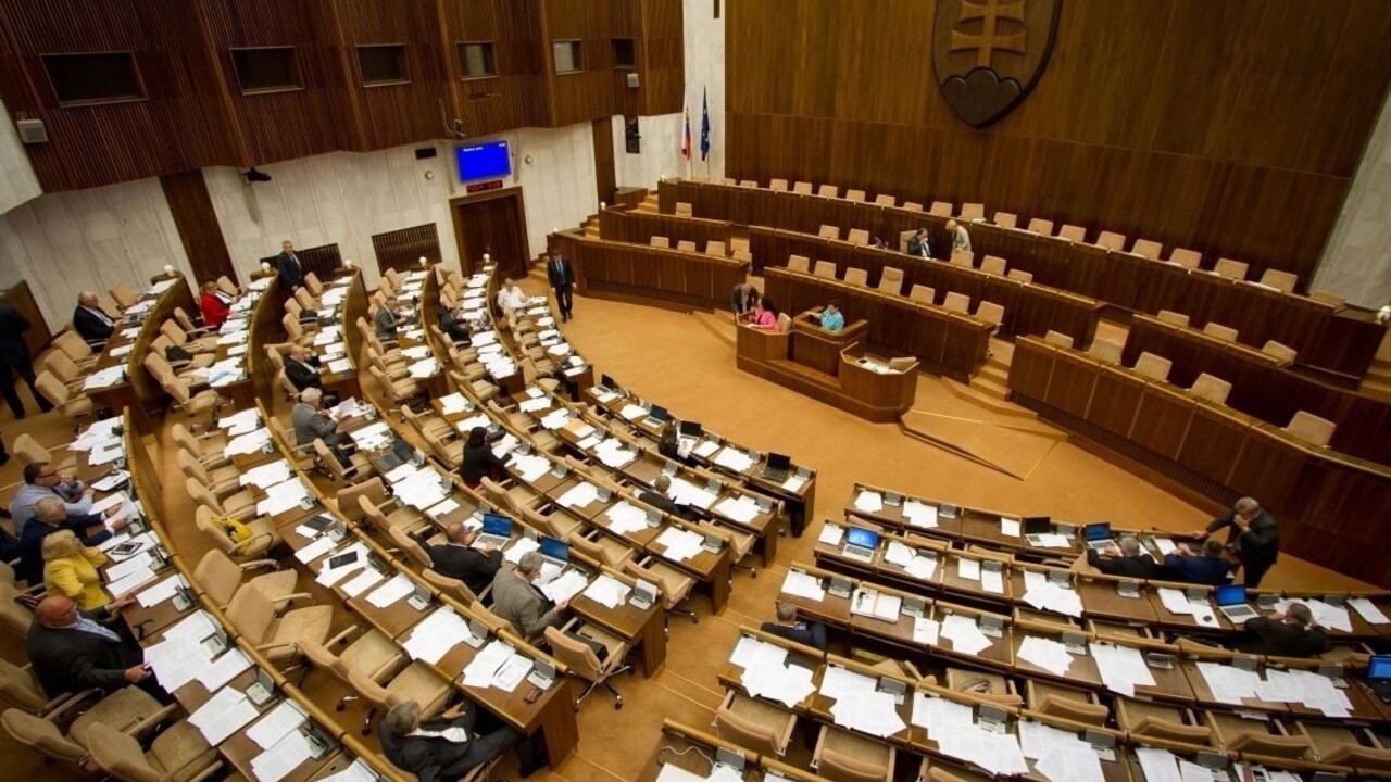 Poslanci Smeru navrhujú pre obce miestny poplatok za rozvoj