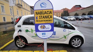 Vláda zvažuje ako podporiť predaj elektromobilov, pomôcť by malo odpustenie dane