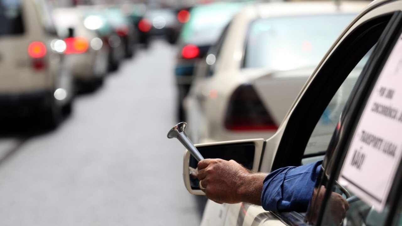 Premávku v Bruseli zablokovali taxikári, dôvodom je Uber