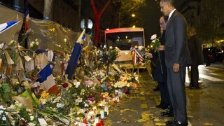 Obama si pri klube Bataclan uctil obete teroristických útokov