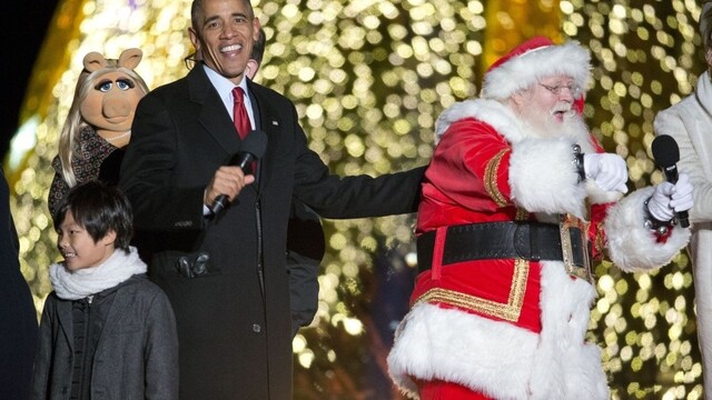 Obama rozsvietil vianočný stromček, spomenul si aj na obete streľby