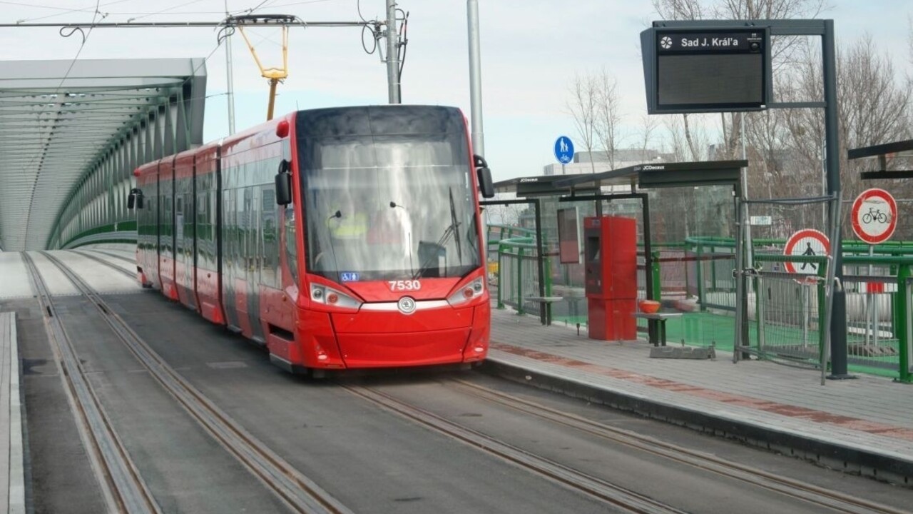 Do Petržalky sa po 54 rokoch vrátili električky. Zatiaľ len skúšobne