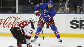 Hrivík prvýkrát v NHL asistoval, Halák druhou hviezdou zápasu