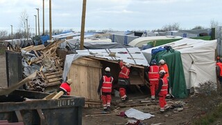 V Calais začali búrať tábor migrantov. Ľudí presúvajú do kontajnerov