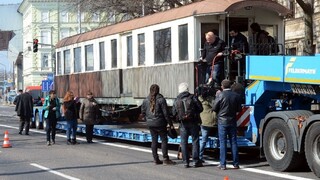 Storočný vozeň opäť na Slovensku, prevážal ľudí z Prešporku do Viedne