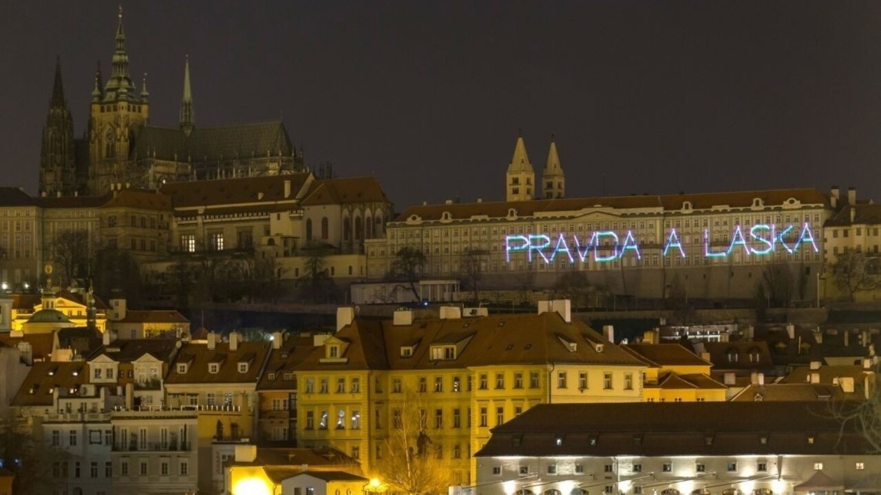 Českým aktivistom sa nepáčila návšteva z Číny, Hrad zaplavili nápisy