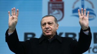 Nemeckého komika predsa len budú za báseň o Erdoganovi stíhať