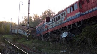 V Kútoch sa vykoľajil nákladný vlak, rušeň narazil do betónového stĺpa