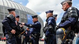 Francúzi zvýšili bezpečnosť, polícia môže nosiť zbraň mimo služby