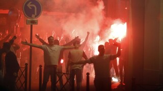 Stovky anglických chuligánov rozohnala francúzska polícia slzotvorným plynom