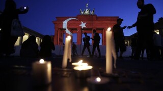 Brandenburská brána zmenila farby, uctili si obete masakru v Istanbule