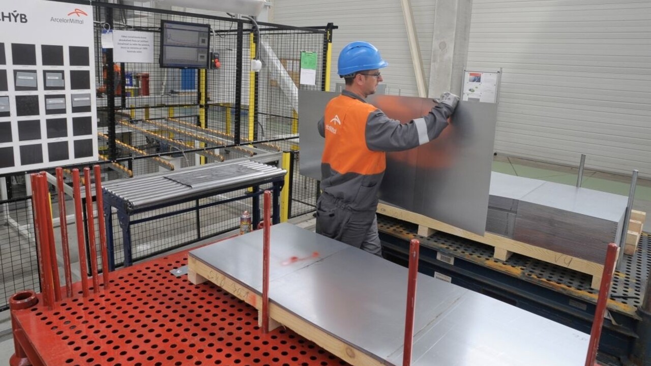 ArcelorMittal Tailored Blanks Senica robotník priemysel (SITA/Martin Medňanský)