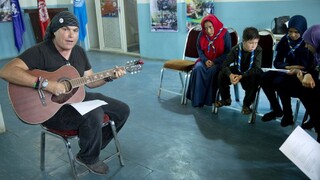 Nebojí sa Talibanu a hrou na gitaru chce pomôcť deťom zabudnúť na vojnu
