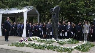 V Paríži si uctili obete teroristických útokov, prišli stovky ľudí