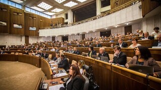 Poslanci rokovali najmä o ekonomických návrhoch, zvýši sa daň z cigariet