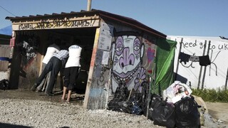 V utečeneckom tábore pri Calais zlikvidujú desiatky zariadení