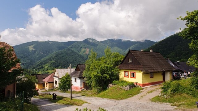 Vlkolínec pritiahol rekordný počet turistov, lákadlom bol aj koberec