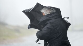 Víkend bude veterný aj daždivý, varujú meteorológovia