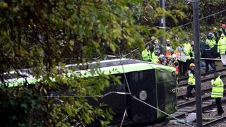 V Londýne sa vykoľajila električka, hlásia mŕtvych