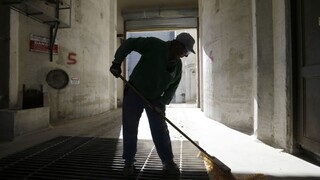 Upratovači na viedenskom letisku našli v koši umierajúceho novorodenca