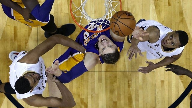 Lakers triumfovali v New Orleans, DeRozan napodobnil Jordana