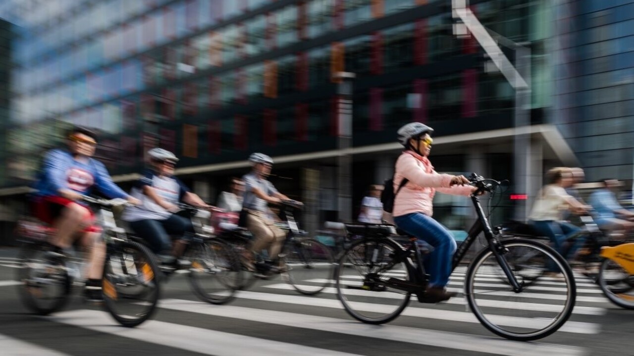 Ocenili novinku pre cyklistov. Jednorazovú helmu zložíte ako knihu