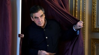 Fillon má na krku ďalšie obvinenie, údajne nepriznal pôžičku