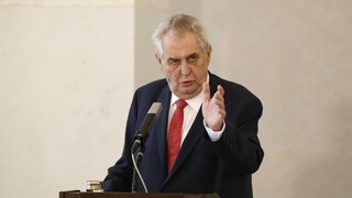 Zeman po zakopnutí stratil topánku, pomáhala mu manželka