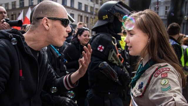 Mladá skautka sa nezľakla ultrapravičiarov, fotografia je hitom