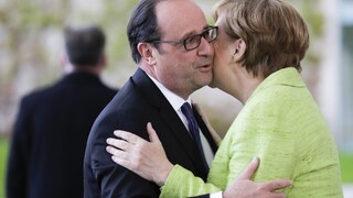 Hollande prišiel na návštevu Nemecka, privítala ho Merkelová