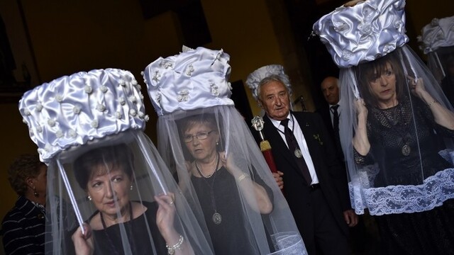 spain-prioress-procession908881_0a000002-89de-3938.jpg