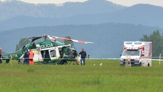 Stav policajta po nehode vrtuľníka sa zlepšil, druhý naďalej bojuje o život