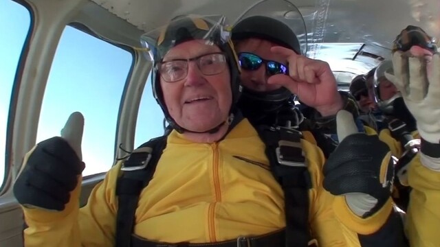 Vojnový veterán sa stal najstarším parašutistom na svete