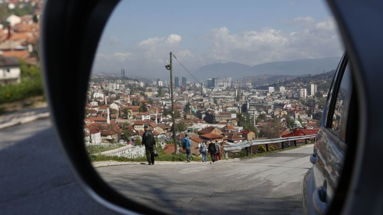 Chlapec zrazil svoju babičku, ochraňovala ho rodina aj susedia