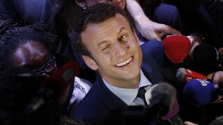 Chceli vidieť prezidenta, nestihli školu. Macron ich ospravedlnil