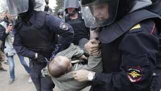 Proti demonštrantom polícia rázne zasiahla, zadržala ich stovky