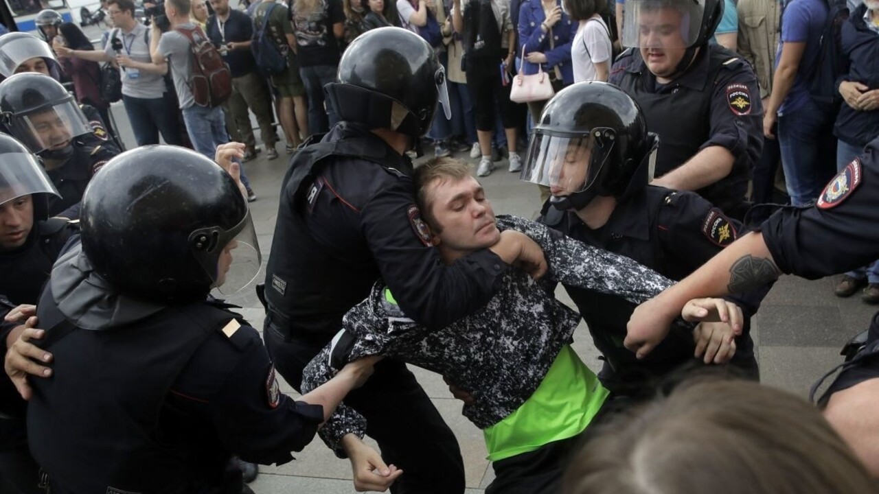 Zatýkali hlava nehlava. Zásahy počas protestov vyvolali kritiku