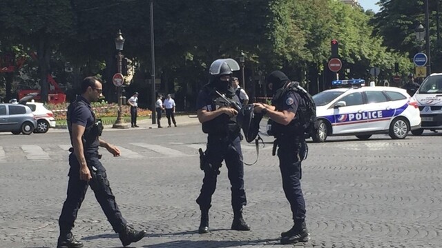 Muž sa pokúsil vraziť autom do davu. Útočil na ľudí pred mešitou